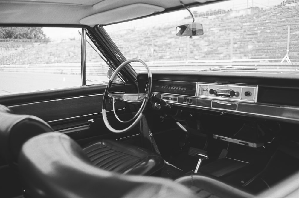uma foto em preto e branco de um painel de instrumentos do carro