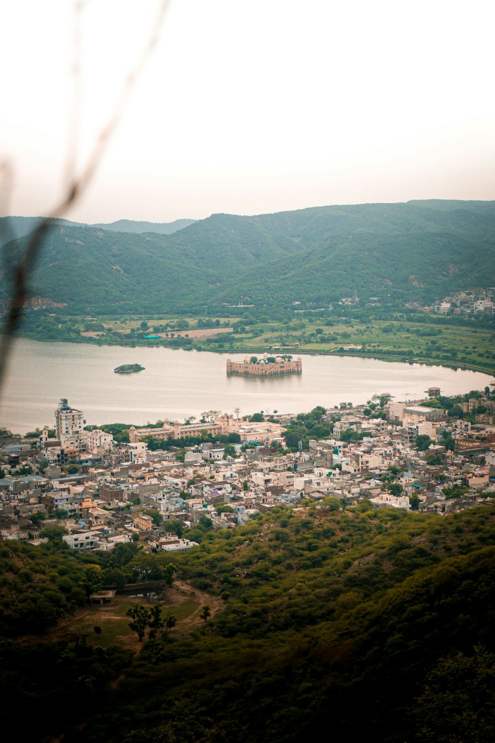 uma vista de uma cidade e um lago de uma colina