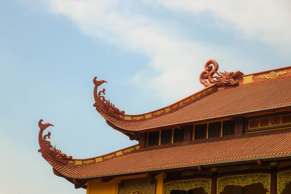 the roof of a building with a dragon decoration on it