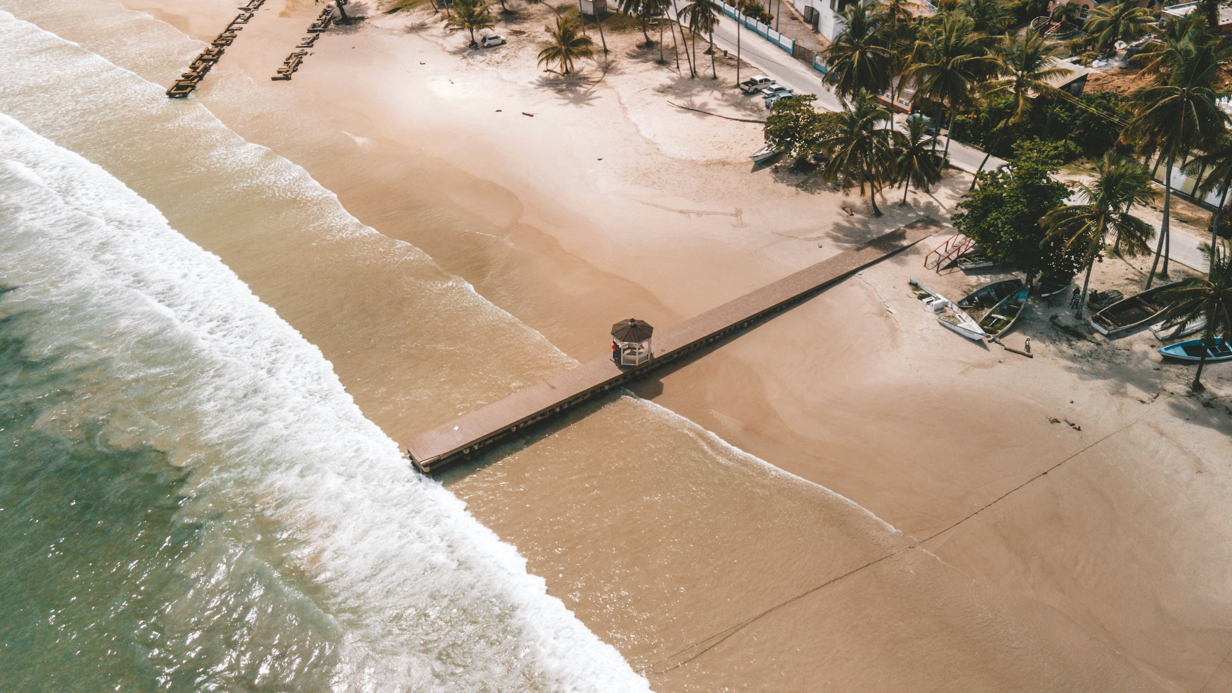 una vista aerea di una spiaggia con un molo
