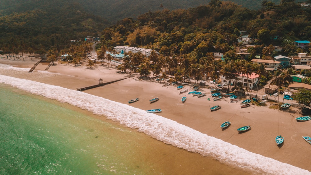 une vue aérienne d’une plage avec des bateaux dessus