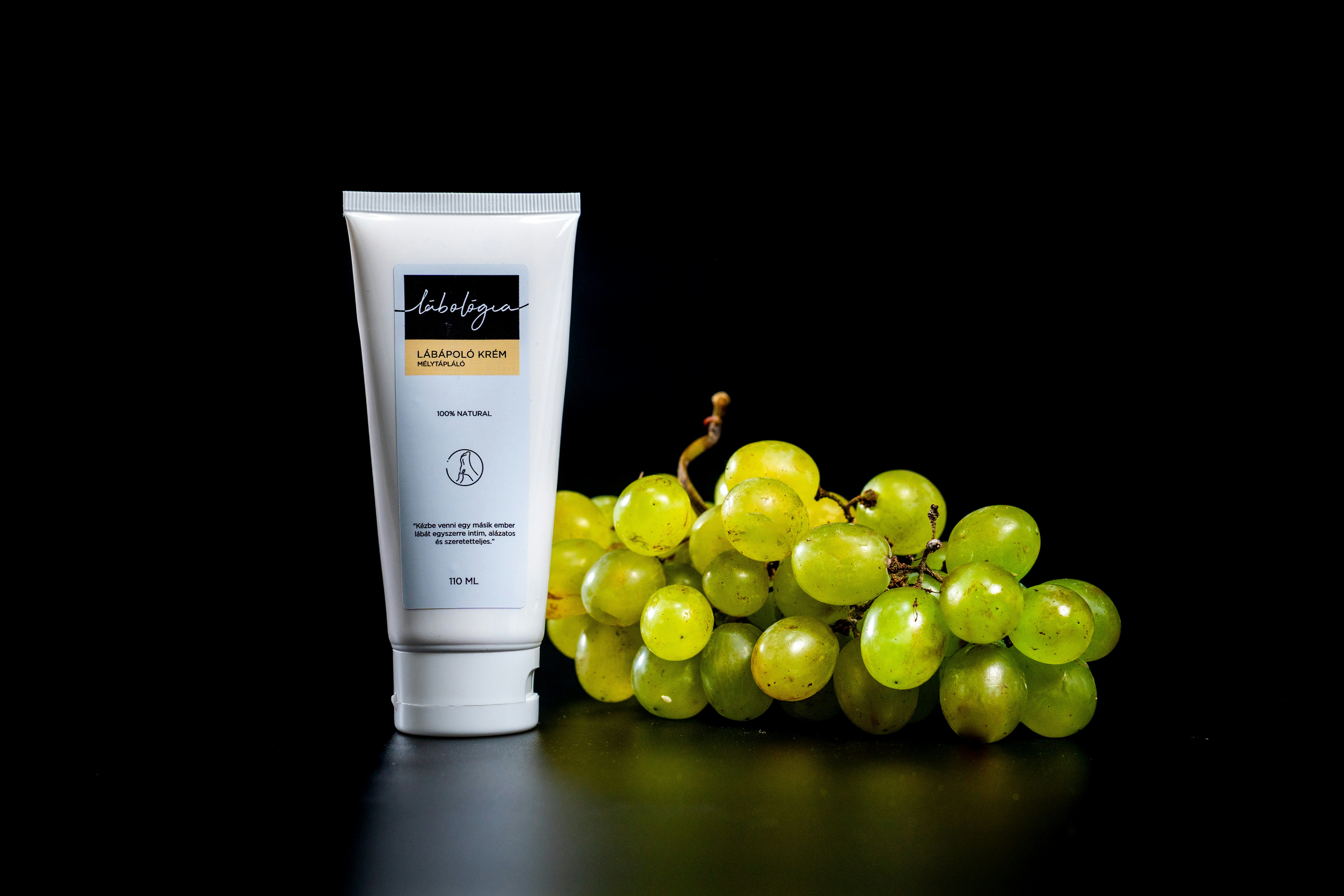 eine Tube Sonnencreme neben einem Trauben