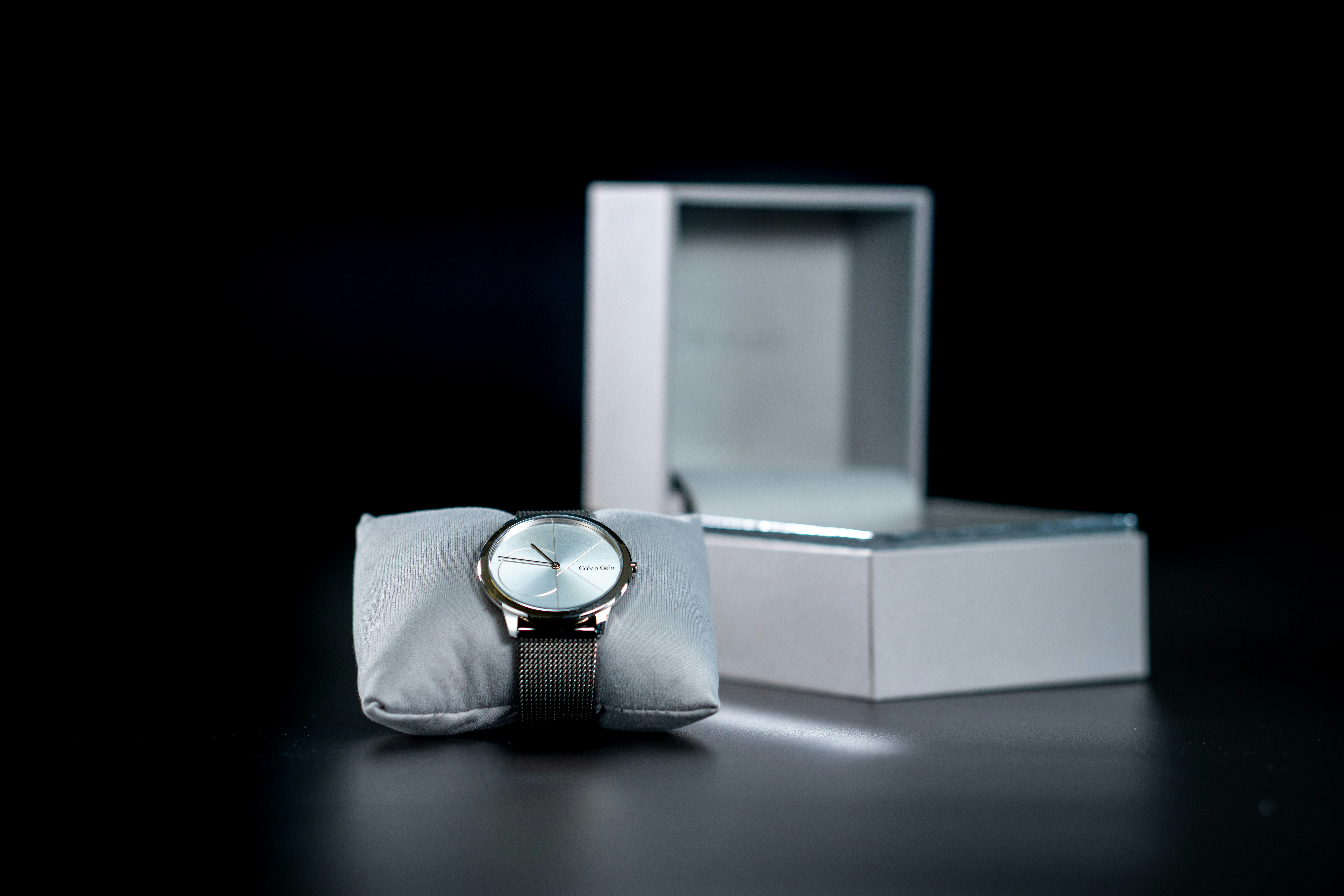 Eine Uhr steht in einer Kiste auf einem Tisch