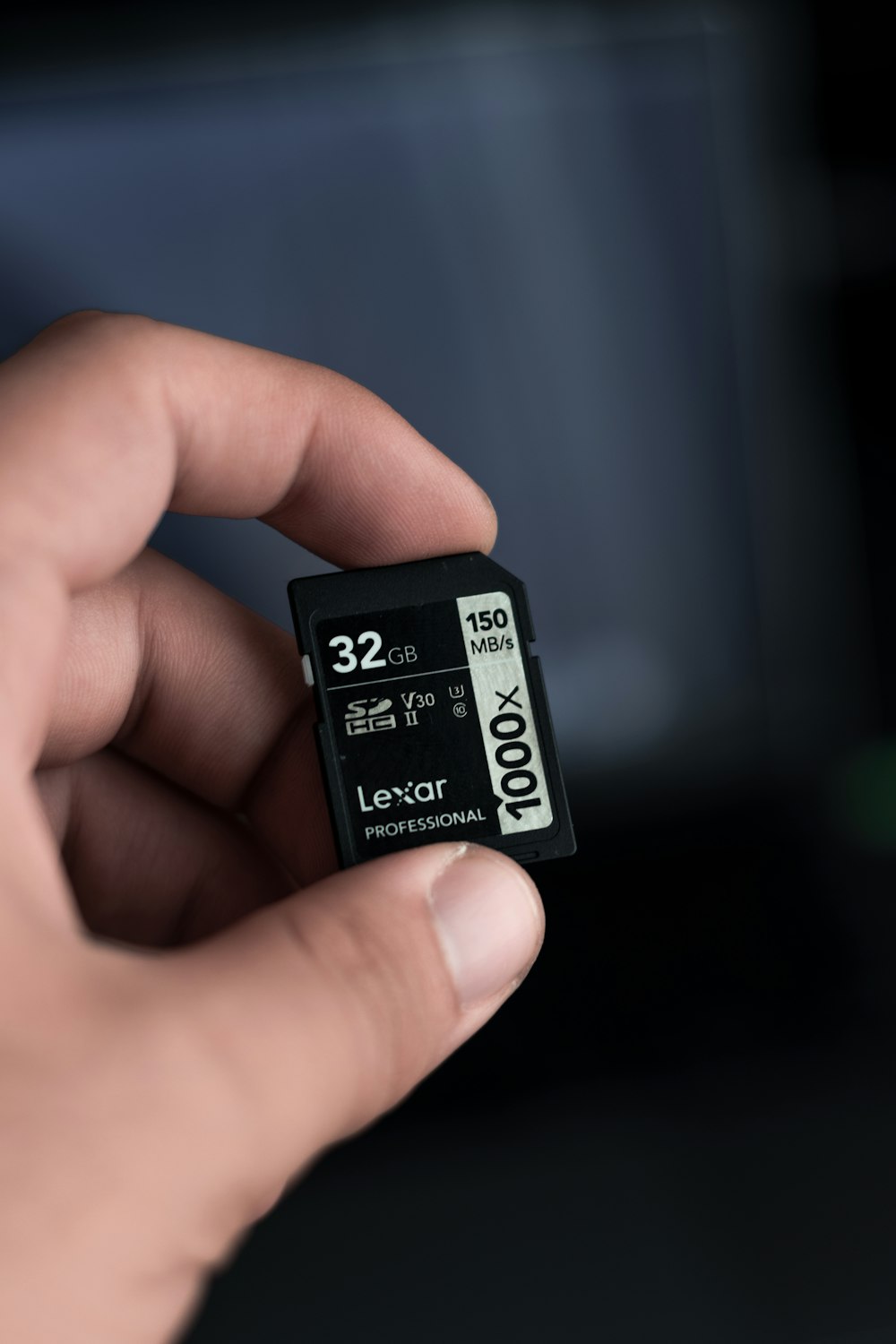 Una mano che tiene una scheda di memoria micro SD