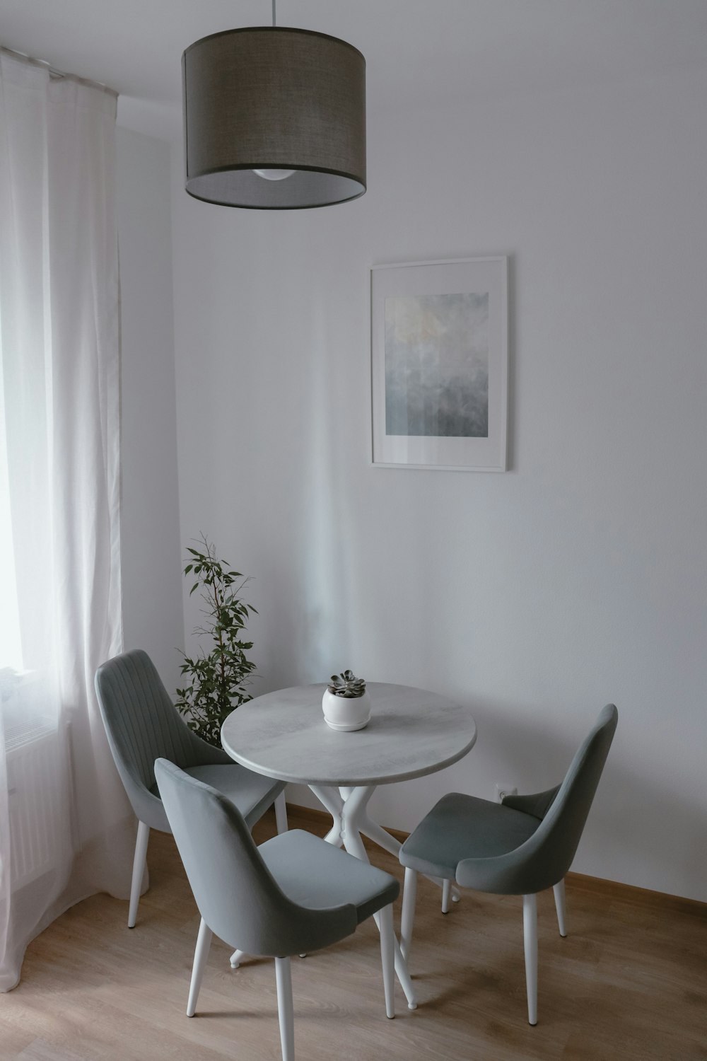 una mesa blanca y sillas en una habitación