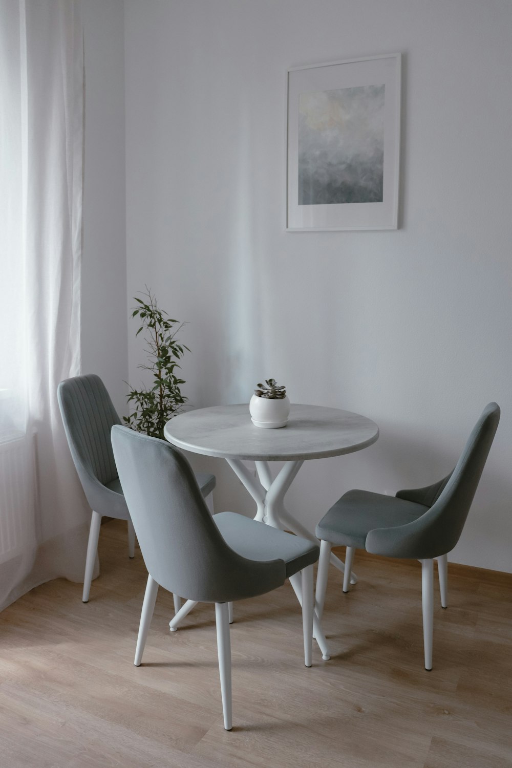 uma mesa branca e cadeiras em uma sala