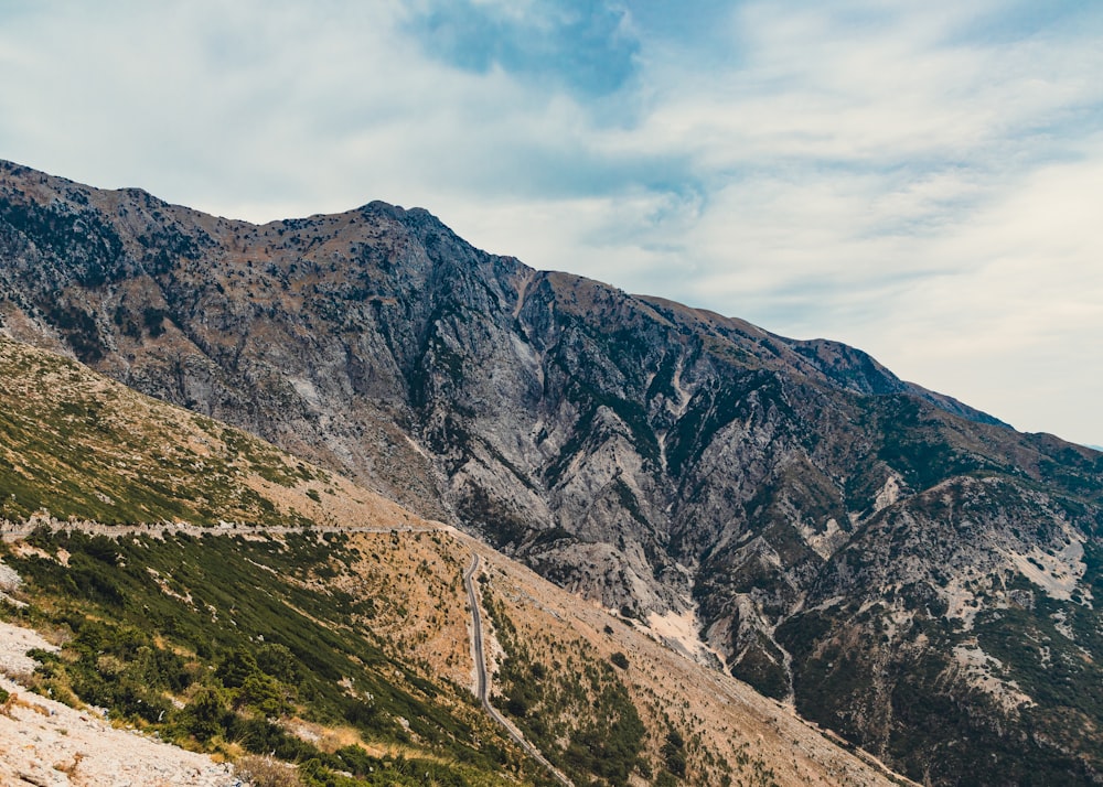 una vista de una montaña con un camino que la atraviesa