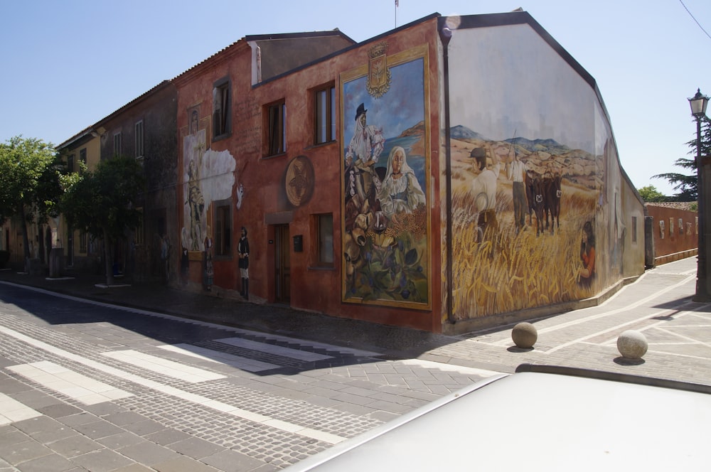 建物の側面にある壁画