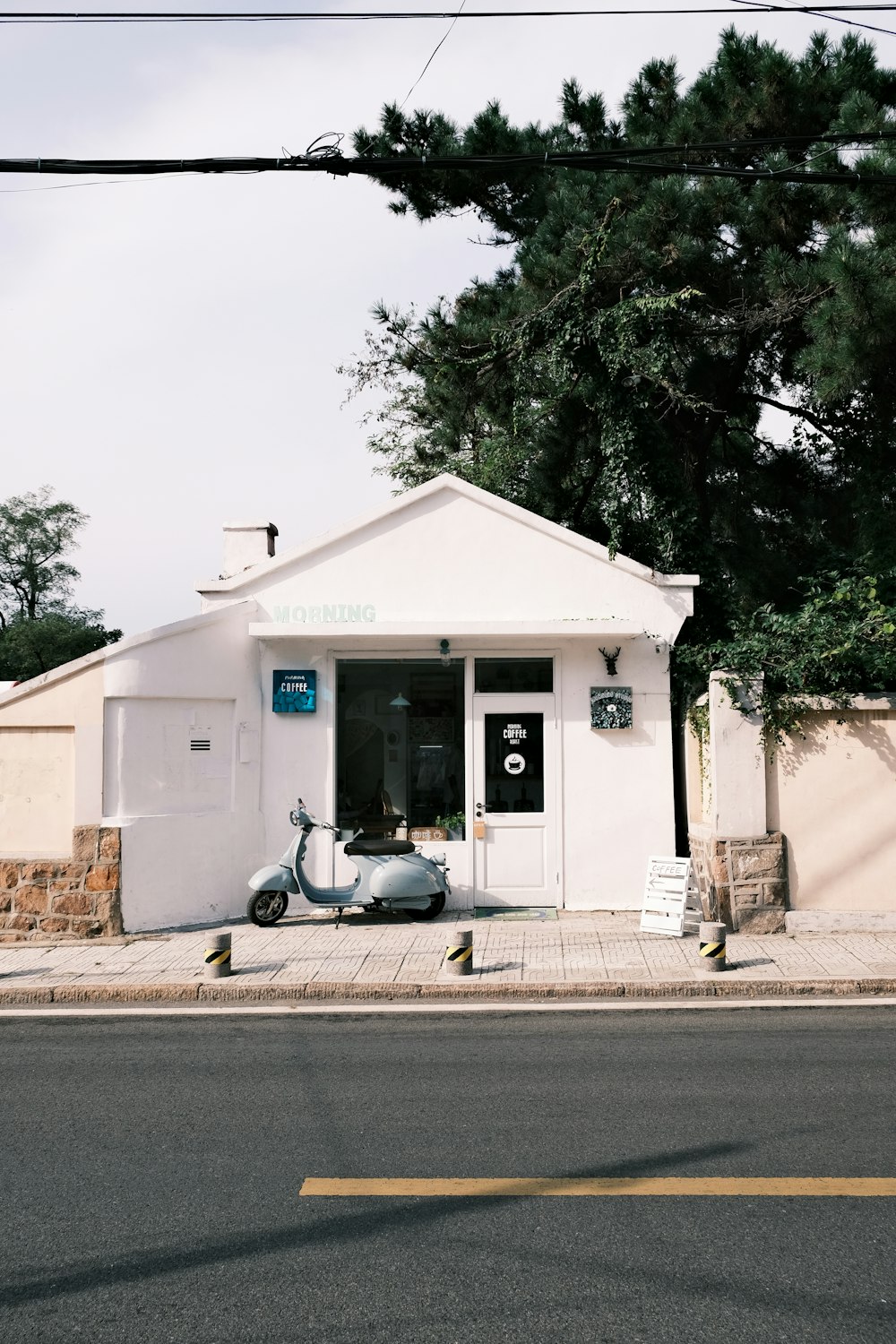 a scooter is parked in front of a small building