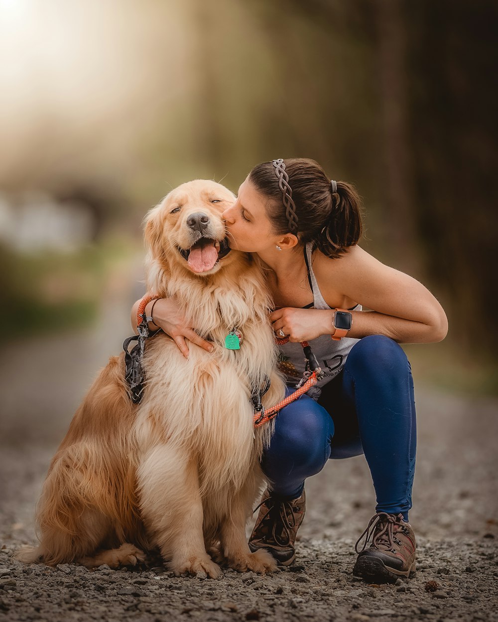 Une femme embrassant son chien sur la joue