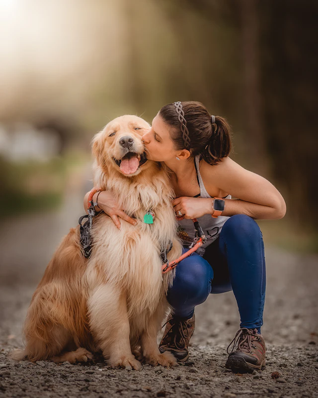 Persona abrazando a su perro
