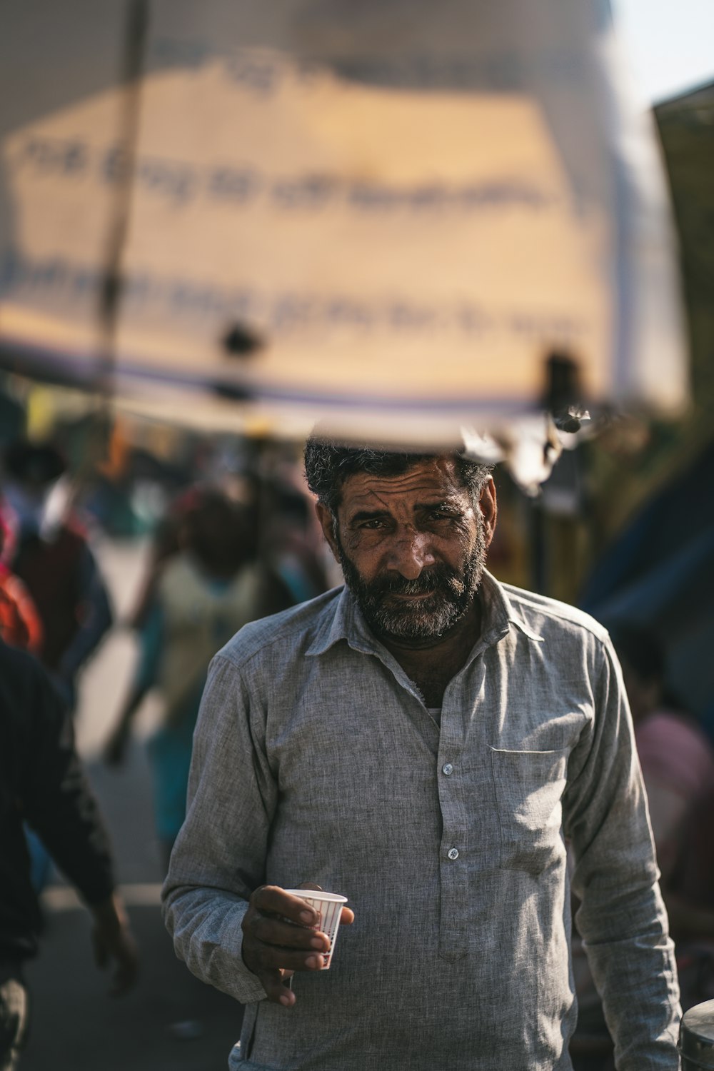 Un homme avec une tasse de café à la main