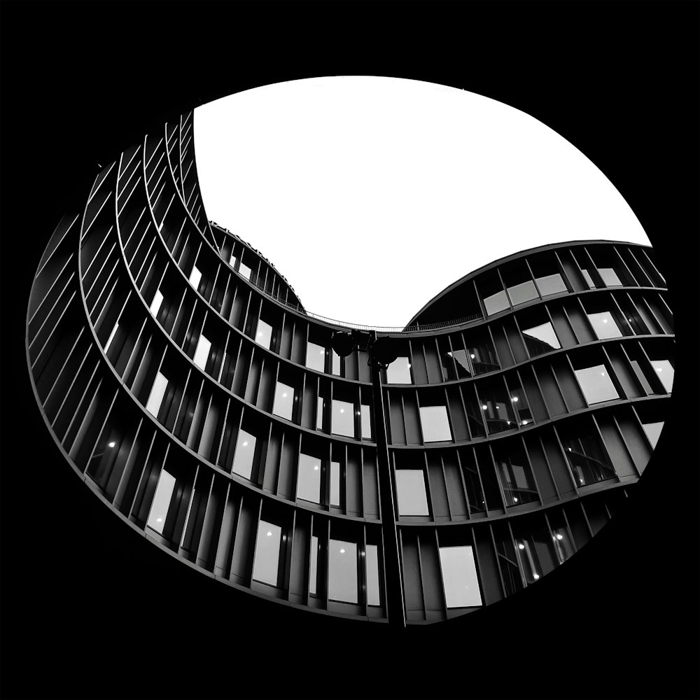 Una foto in bianco e nero di un edificio circolare