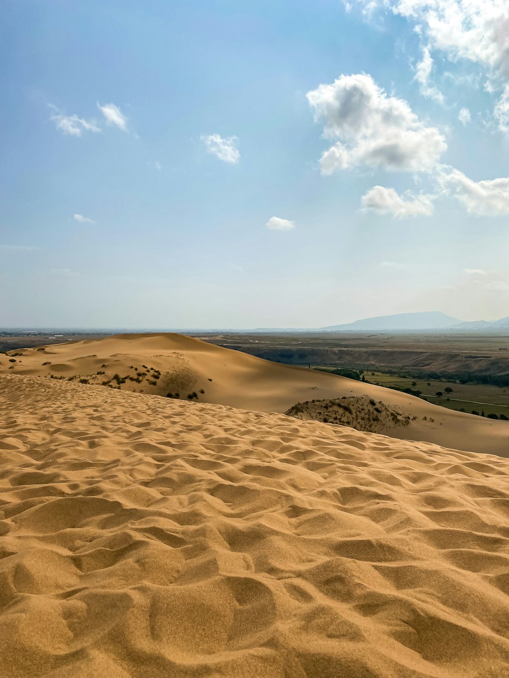 Una vista del desierto desde una duna de arena