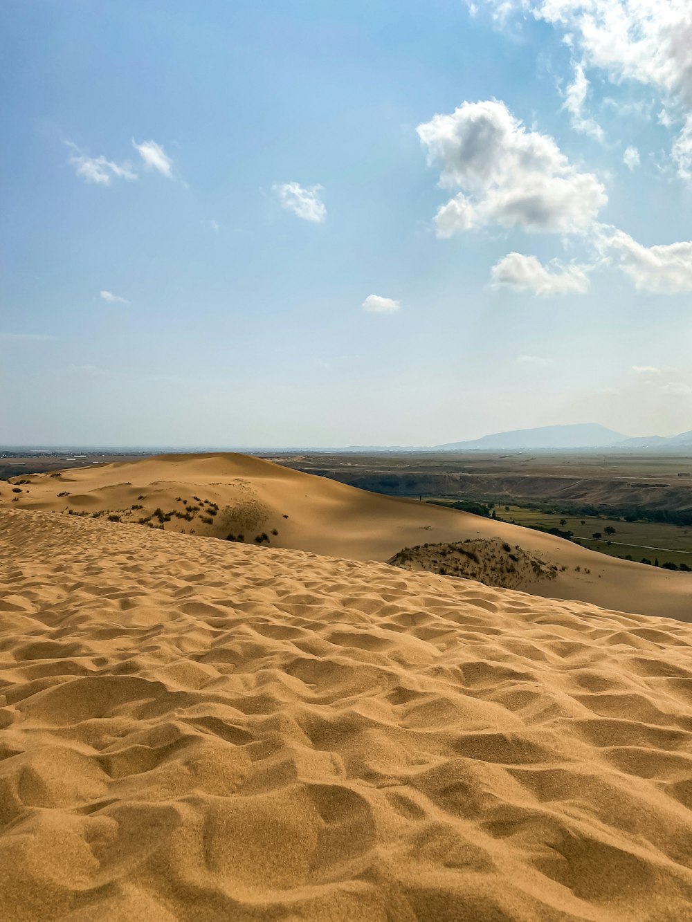 Una vista del deserto da una duna di sabbia