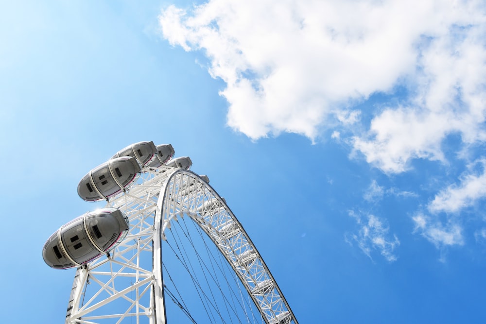 Une grande roue avec un ciel bleu en arrière-plan