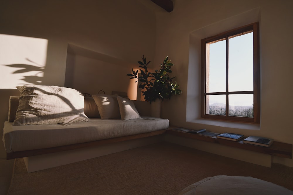 ein Wohnzimmer mit einer Couch und einem Fenster