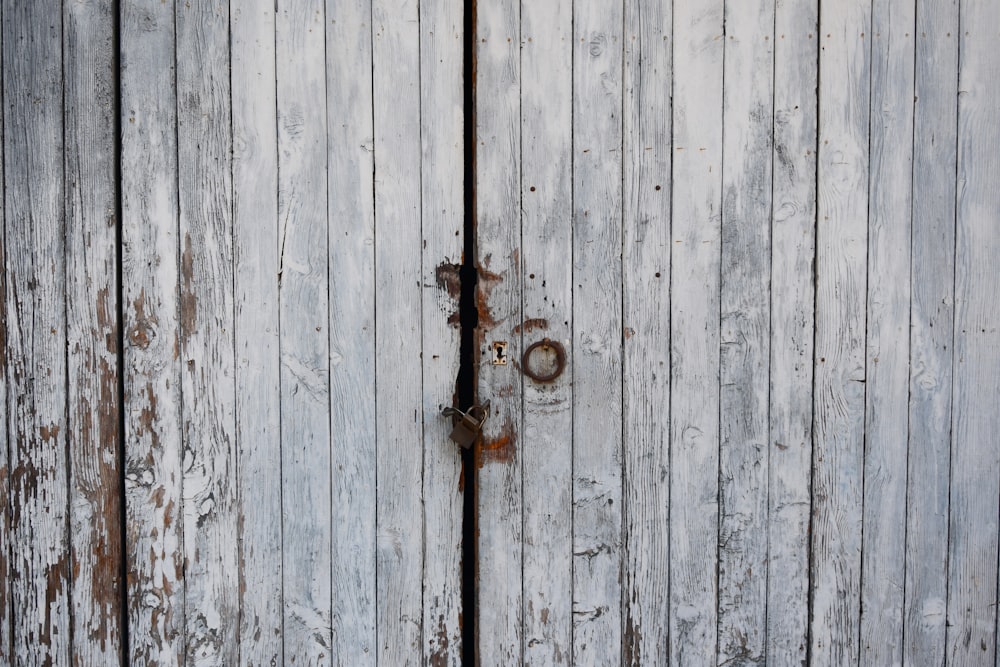 Una vieja puerta de madera con una manija oxidada