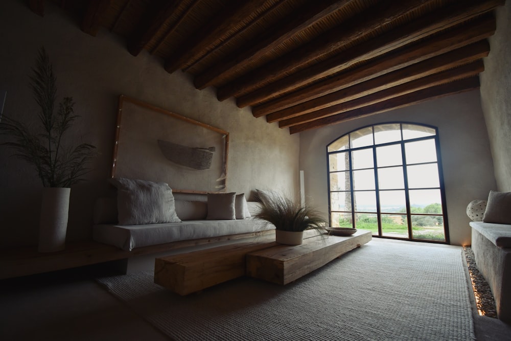 un salon avec un canapé et une grande fenêtre