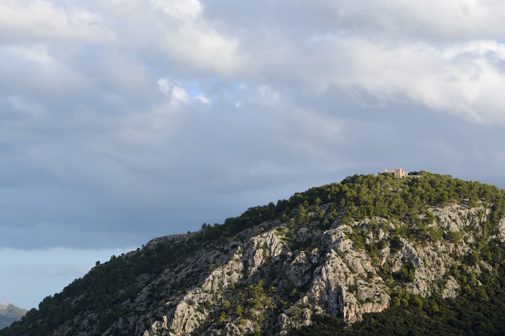 ein Berg mit einer Burg darauf