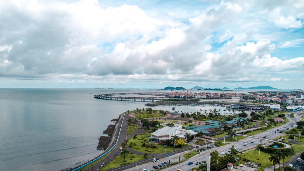 uma vista aérea de uma cidade à beira-mar