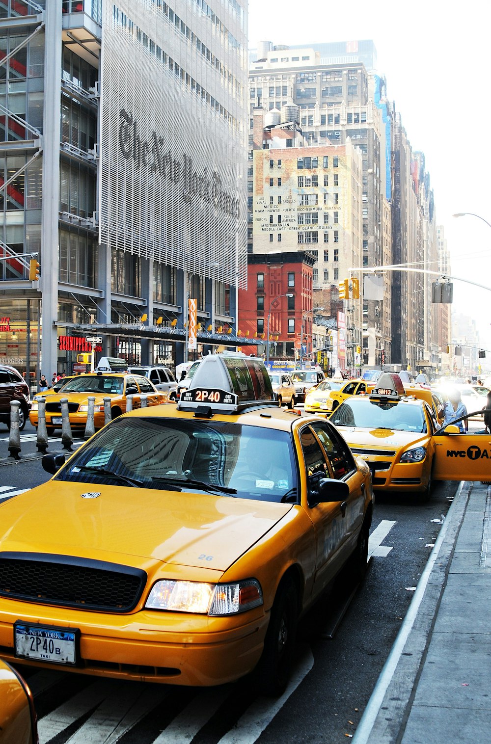 a busy city street filled with lots of traffic