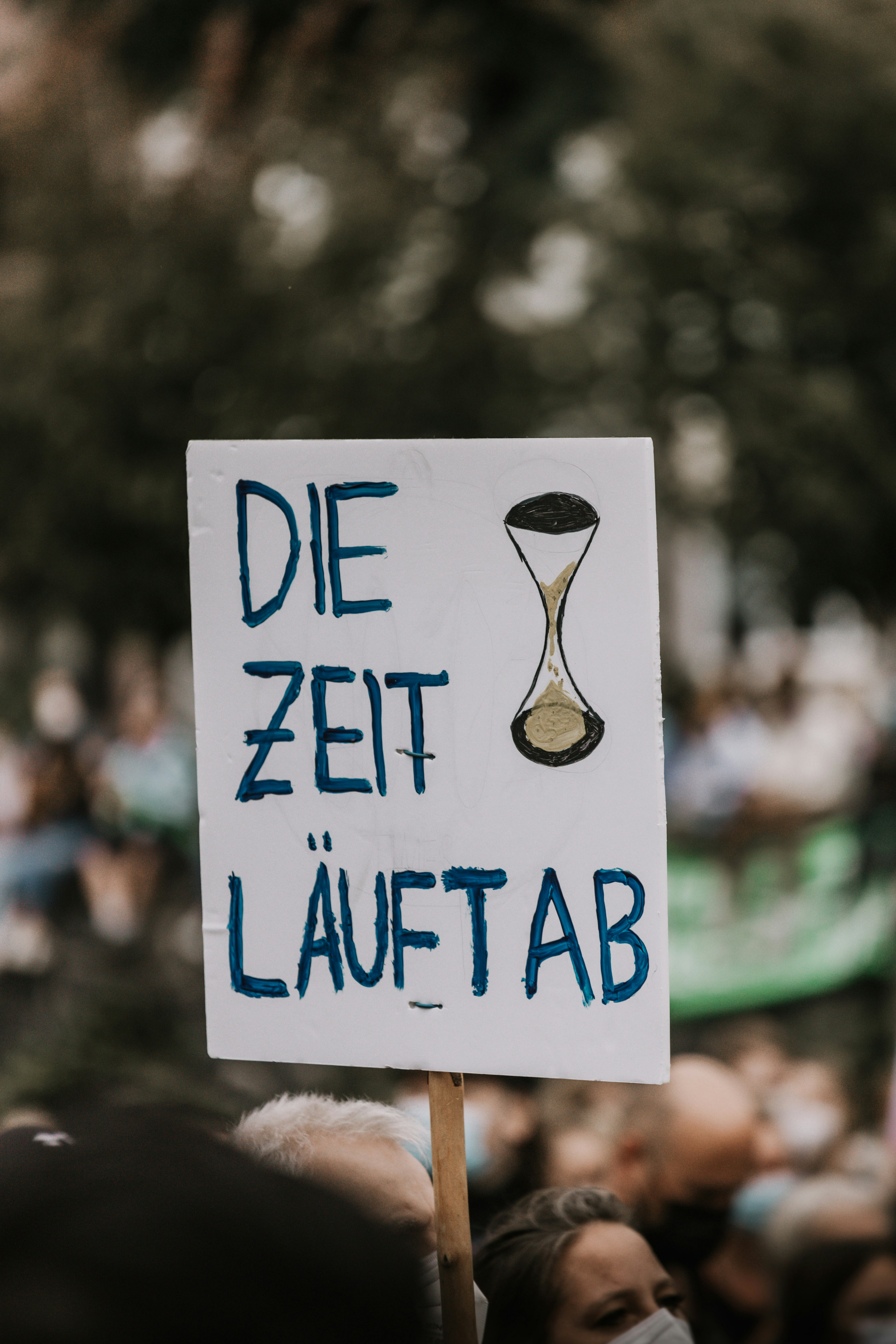 ein Protestschild mit einer Sanduhr darauf
