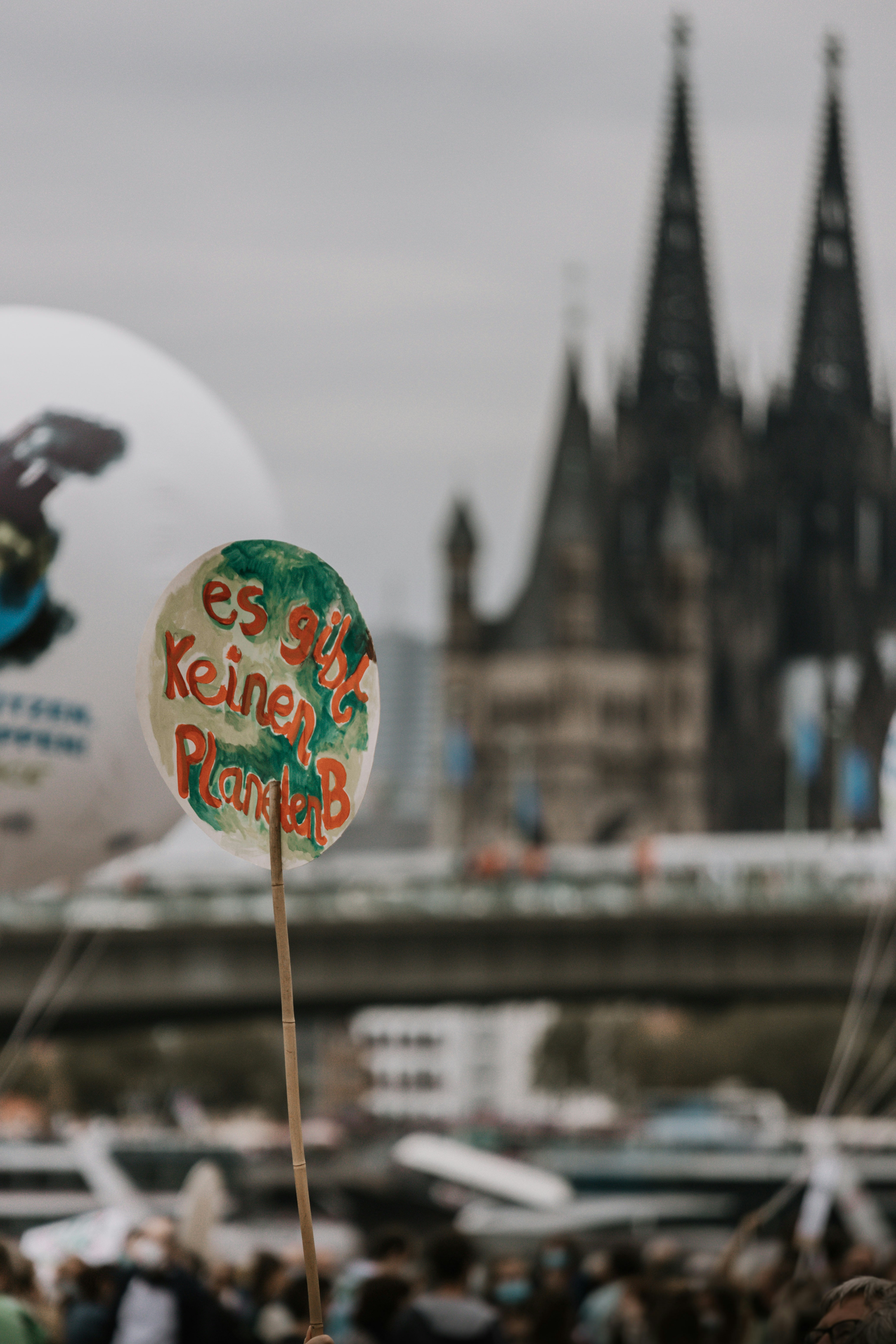 eine große Gruppe von Menschen, die vor einem Gebäude stehen