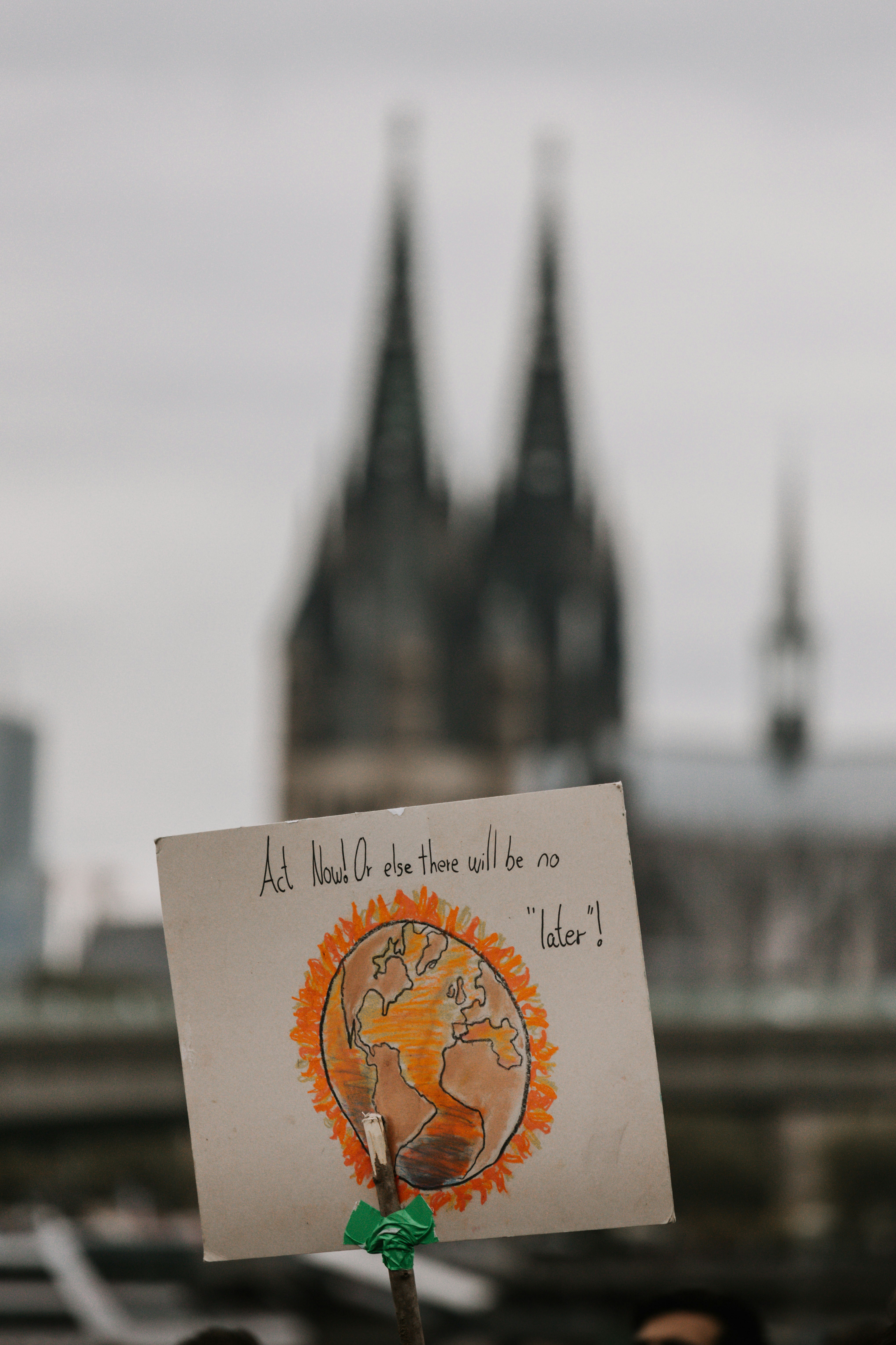 eine Person, die ein Schild vor einem Schloss hält