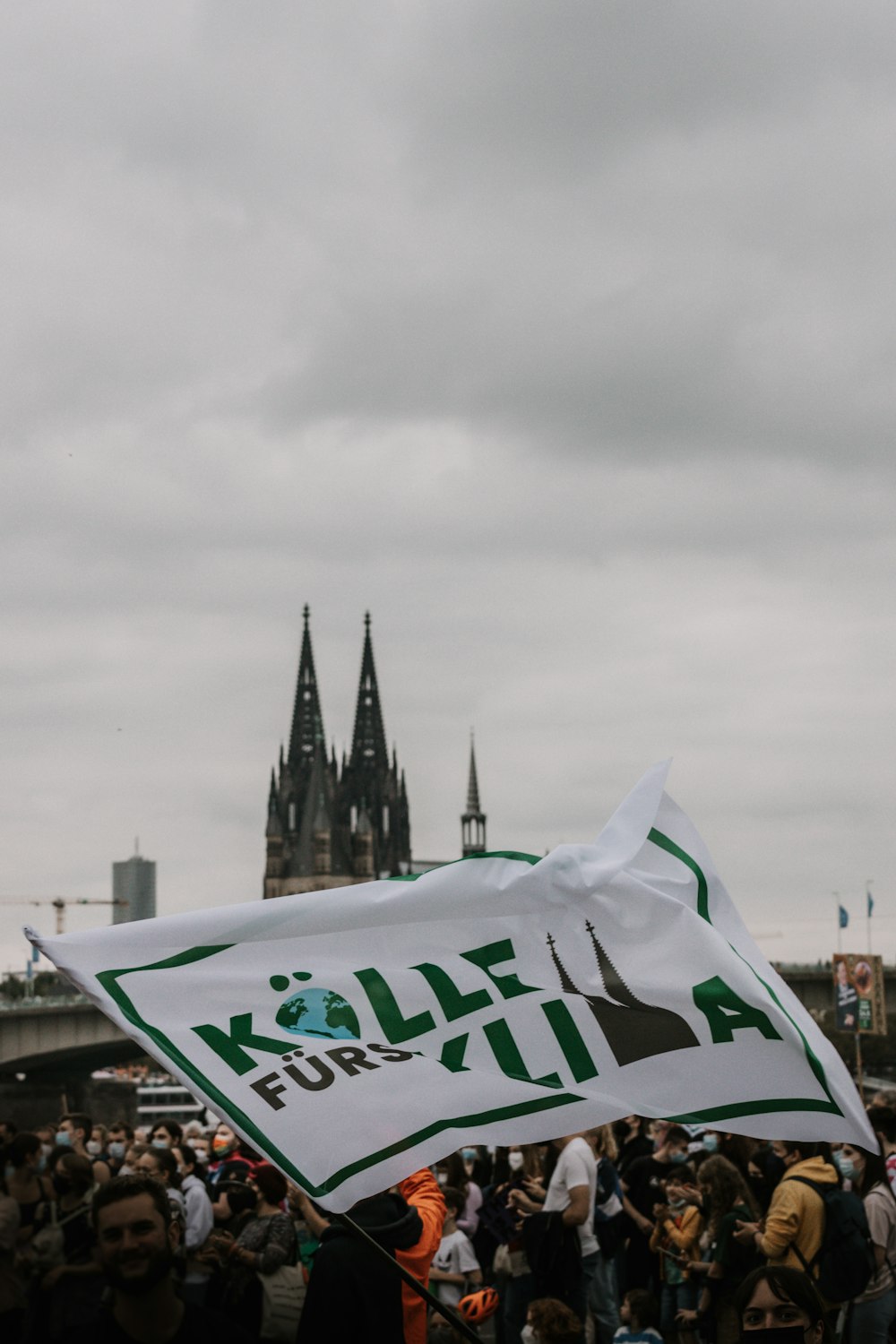 Eine Menschenmenge, die um ein großes weißes Schild steht