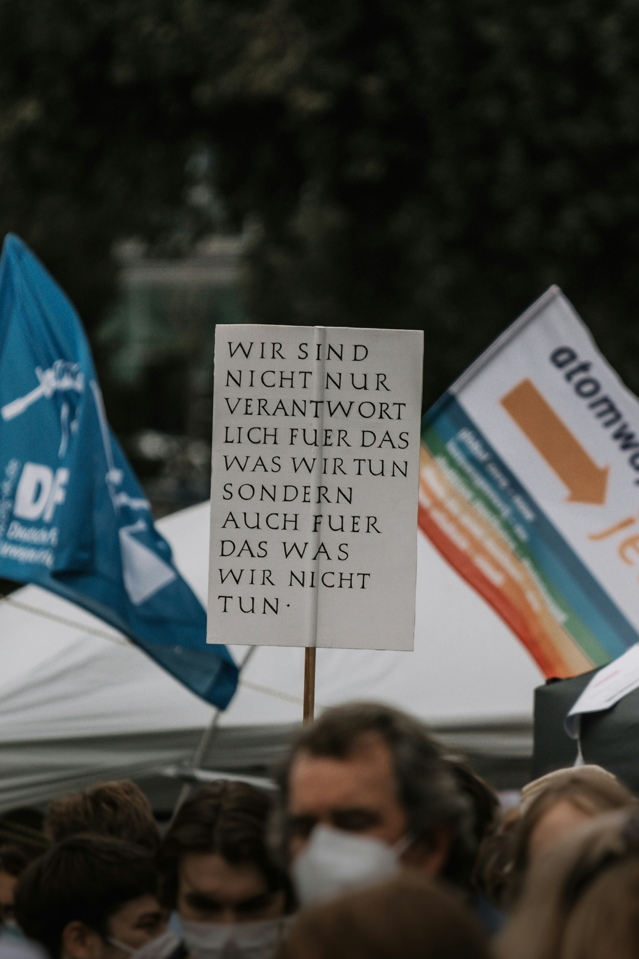 eine Gruppe von Menschen, die nebeneinander stehen
