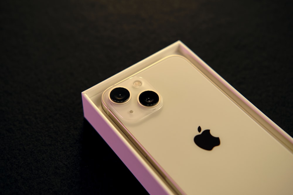 um close up de um telefone celular em uma caixa