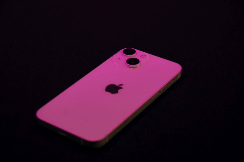 Un étui iPhone rose posé sur une table