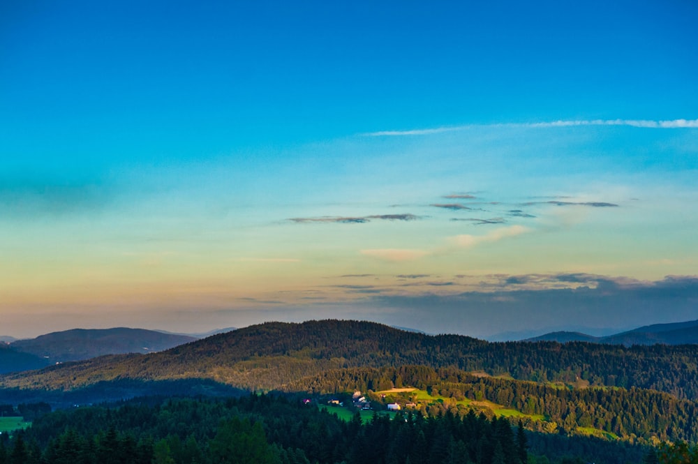 uma vista panorâmica de uma cordilheira ao pôr do sol