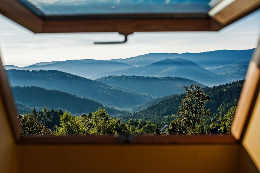 Una vista de una cadena montañosa desde una ventana