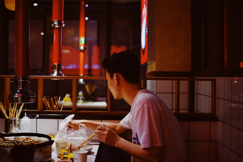 Hombre con comida en mesa