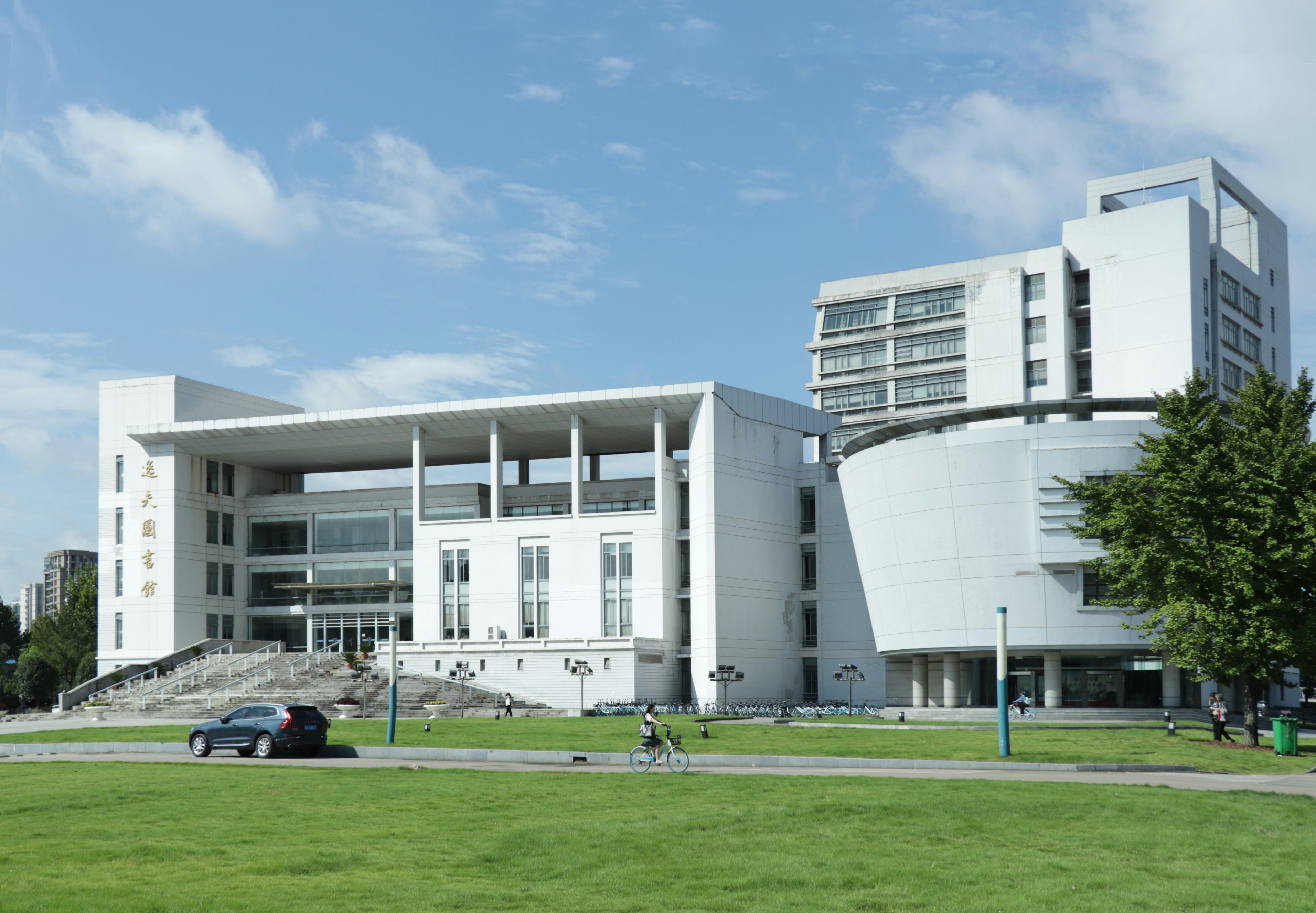 Anhui University Library.The sky is so blue that people can feel their inner peace.