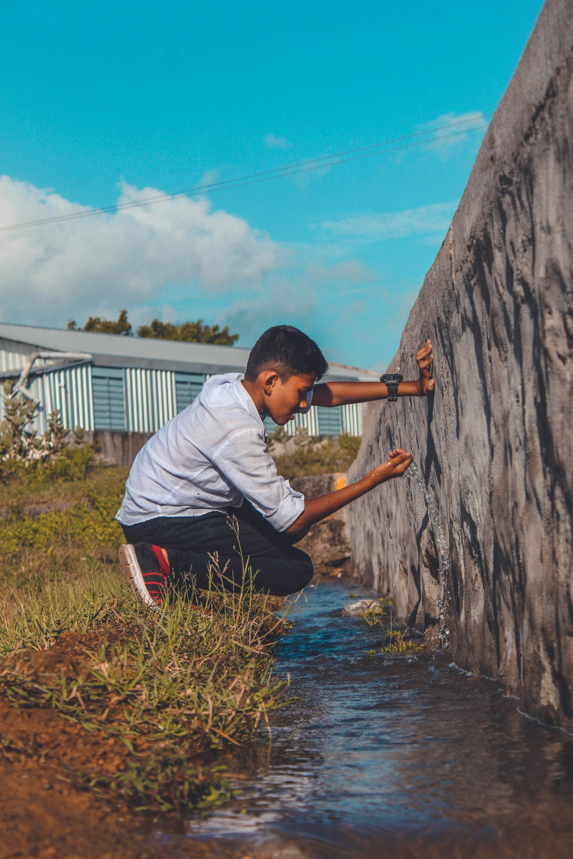 gray computer monitor