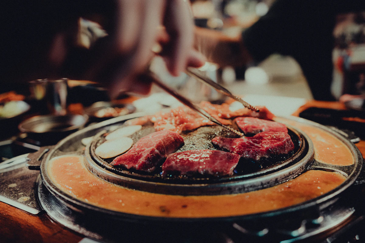 Đĩa thịt nướng Hàn Quốc kèm đũa