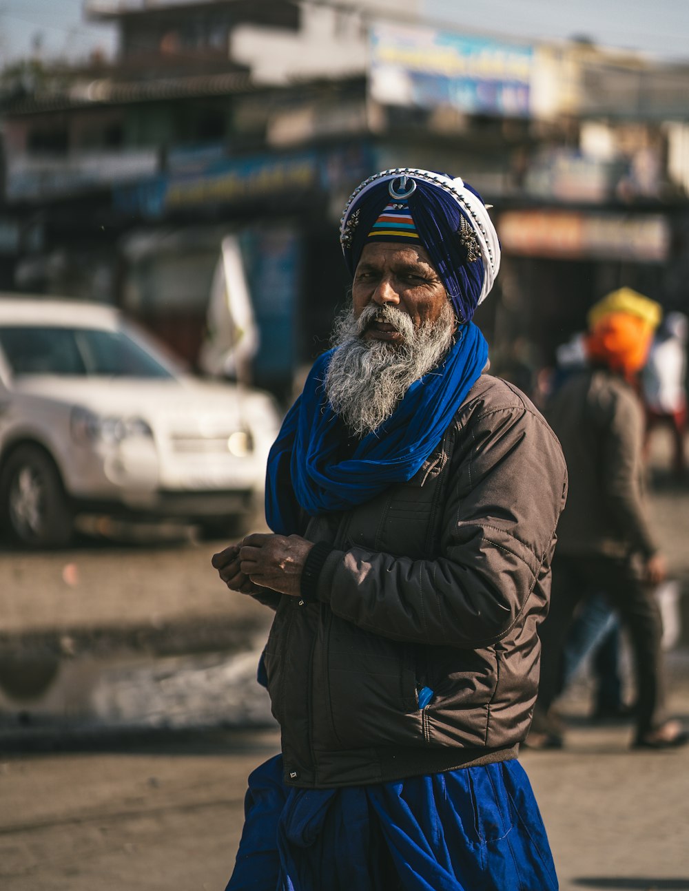 Un homme en turban bleu marche dans la rue photo – Photo New delhi Gratuite  sur Unsplash