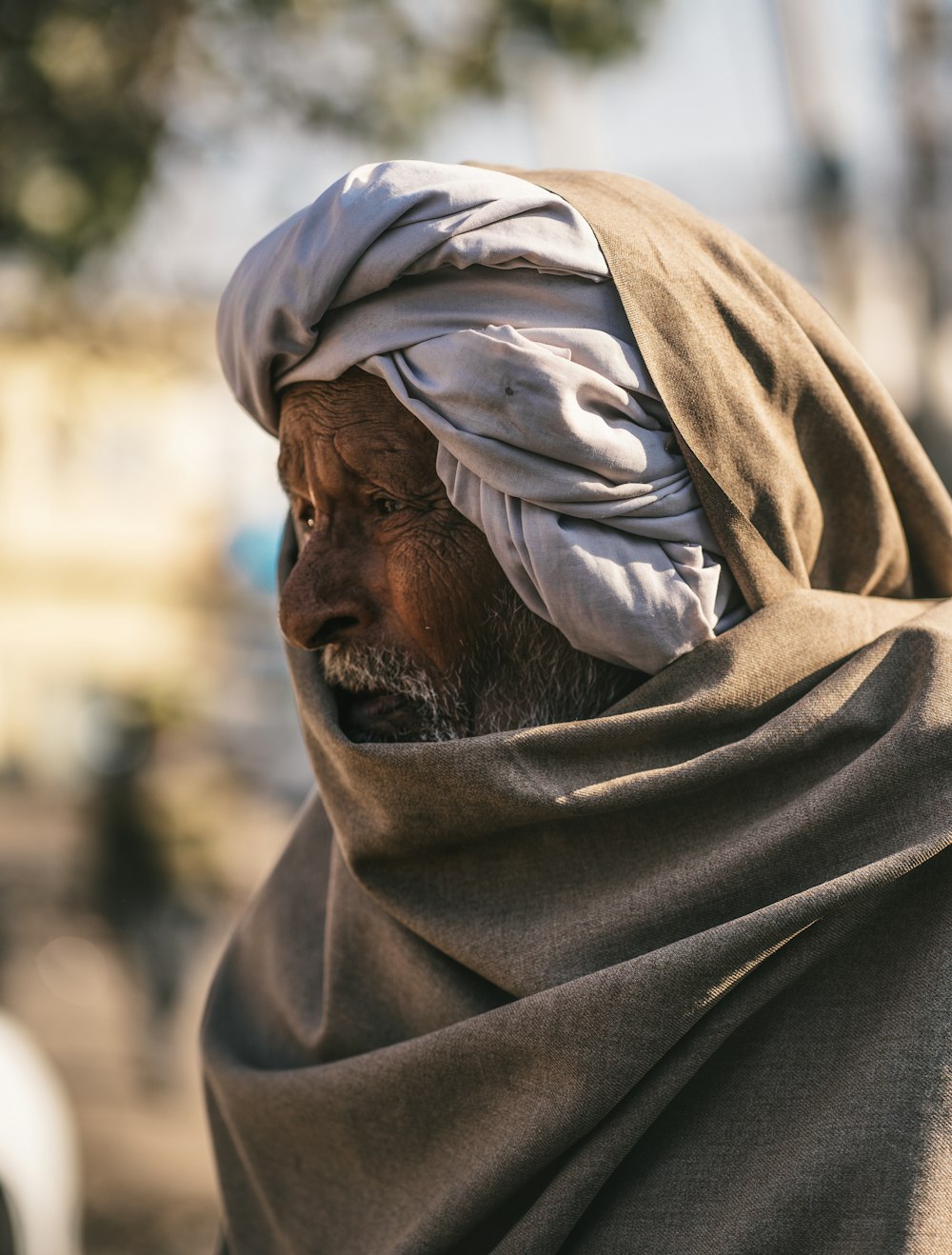 an old man with a turban on his head