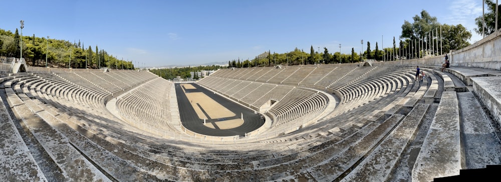 Ein leeres Stadion mit vielen Sitzplätzen