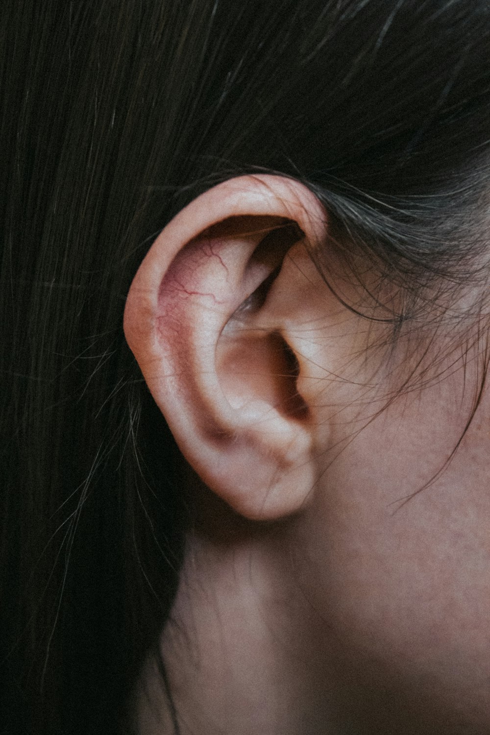 um close up da orelha de uma pessoa