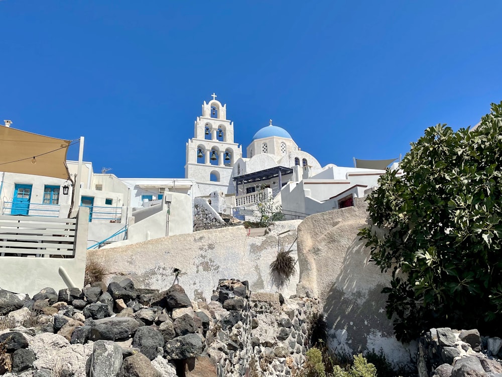 Un edificio blanco con una cúpula azul en la parte superior