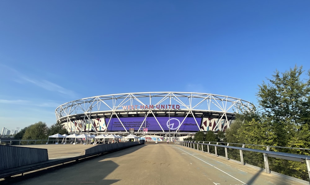 ein Stadion mit einem großen Schild an der Seite