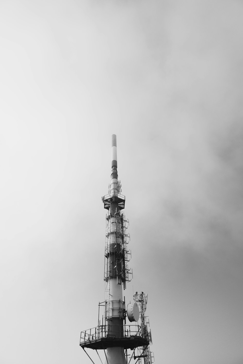 휴대폰 타워의 흑백 사진