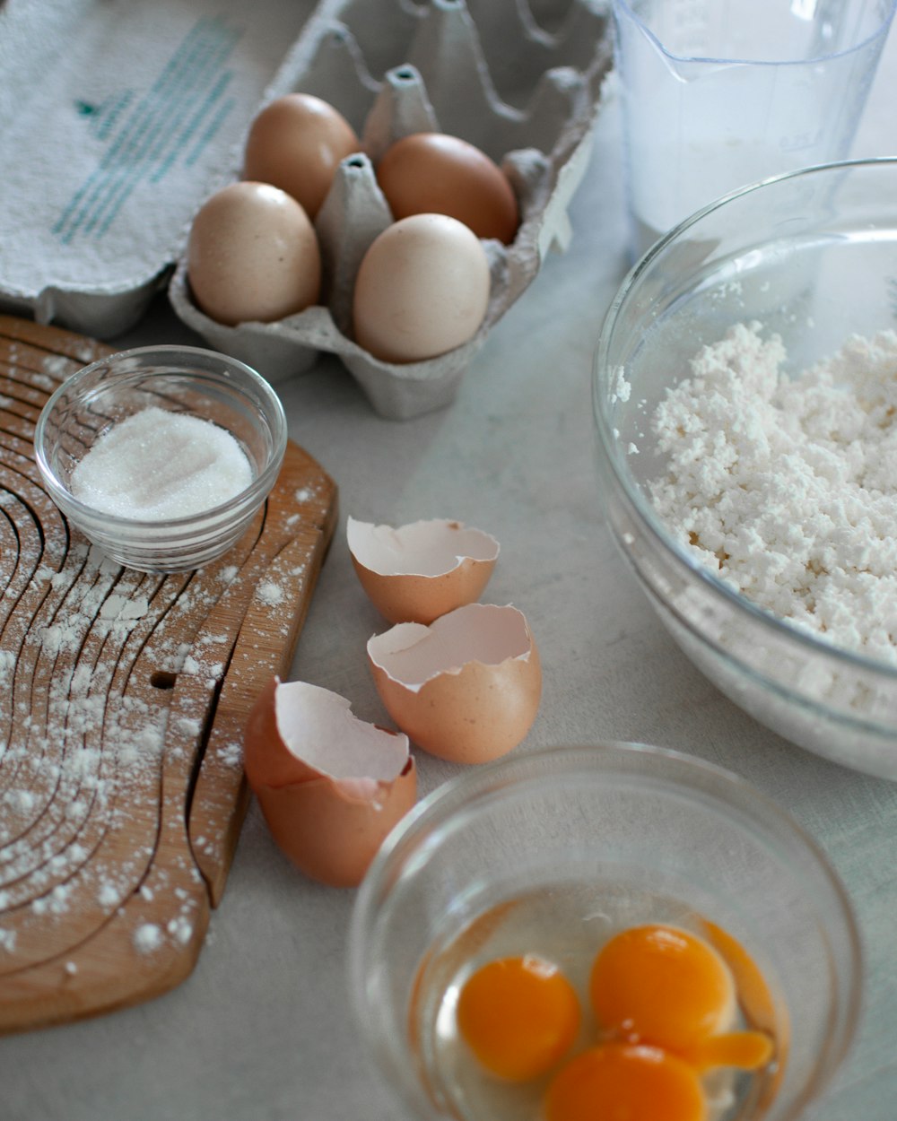 ein Tisch mit Eiern, Mehl und anderen Zutaten