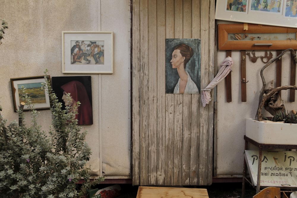 Una foto de una mujer colgada en una pared