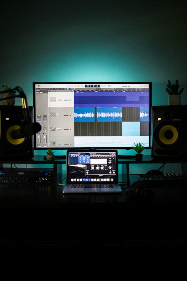 Monitor und Mischpult auf Studiotisch