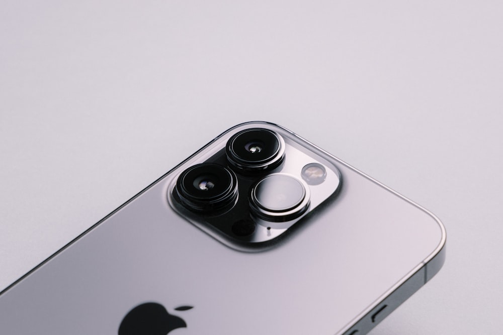 um close up de um telefone celular com uma câmera